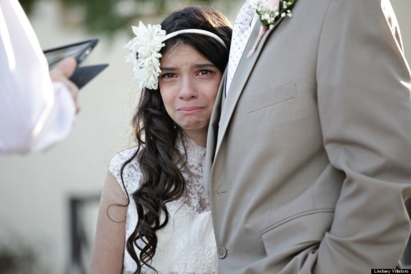 Xúc động bé gái 11 tuổi "lấy chồng" làm vui lòng bố