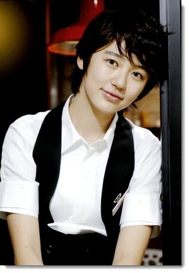Những vai diễn giả trai ấn tướng nhất màn ảnh Hàn - 20140623-1044-yoon-eun-hye-as-go-eun-chan-in-coffee-prince-korean-actors-and-actresses-31118032-371-536.jpg