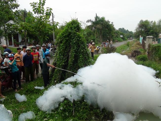Bọt trắng chứa chất "kịch độc" xyanua tràn lan ở kênh rạch tại Tây Ninh