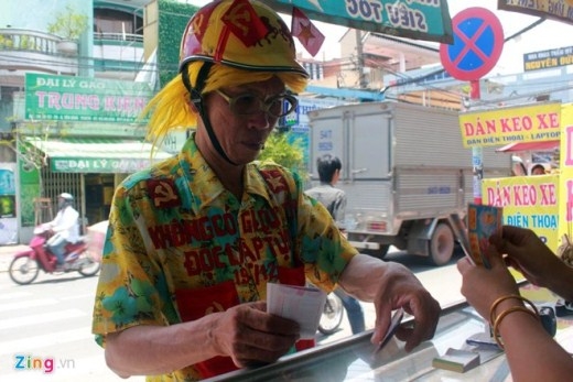 Dị nhân bán vé số dạo nổi tiếng Sài Gòn - 1
