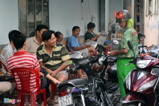Dị nhân bán vé số dạo nổi tiếng Sài Gòn - 10