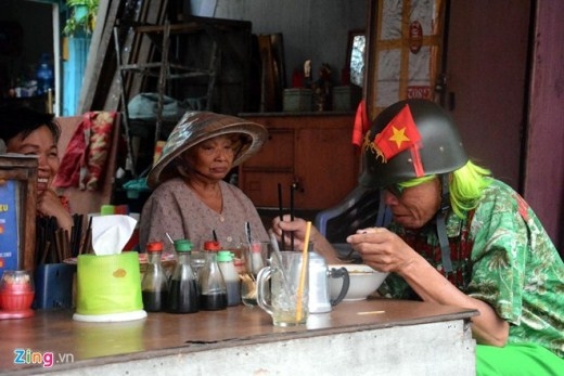Dị nhân bán vé số dạo nổi tiếng Sài Gòn - 11