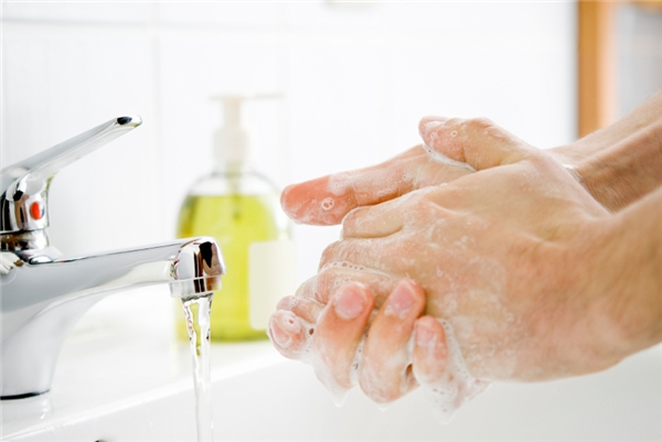 Nhớ rửa tay sau khi thay băng vệ sinh