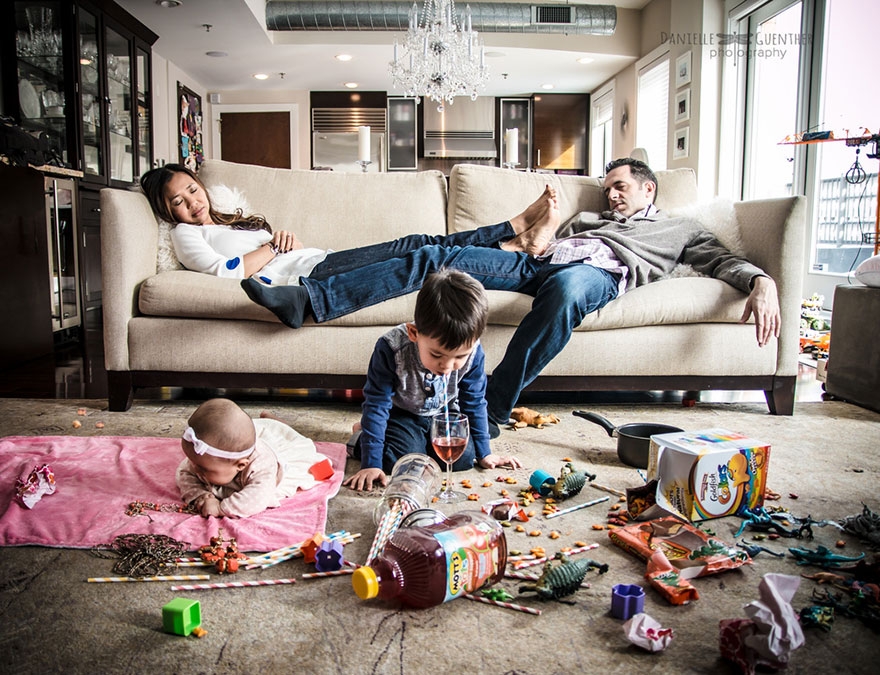 Bộ ảnh: Gia đình “rắc rối” - phản ánh đúng những gì các bậc cha mẹ trẻ đang trải qua