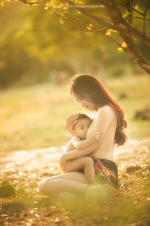Bộ ảnh ngực trần cho con bú tuyệt đẹp của cặp vợ chồng nhiếp ảnh gia Việt Nam