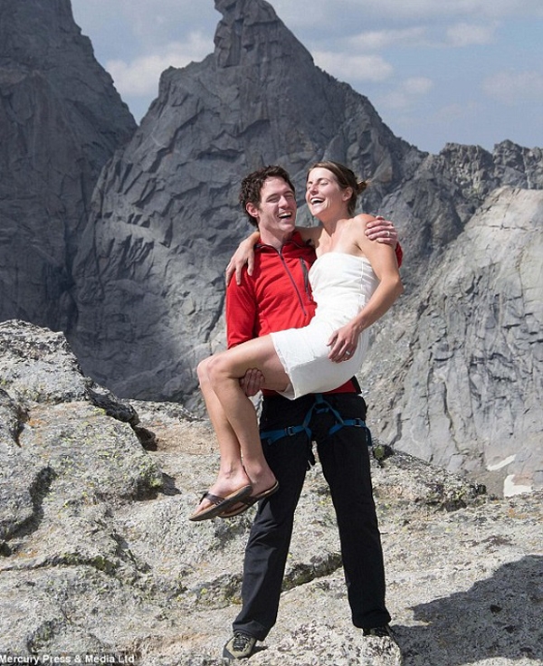 Siêu mạo hiểm với hôn lễ trên đỉnh núi cao 3300m