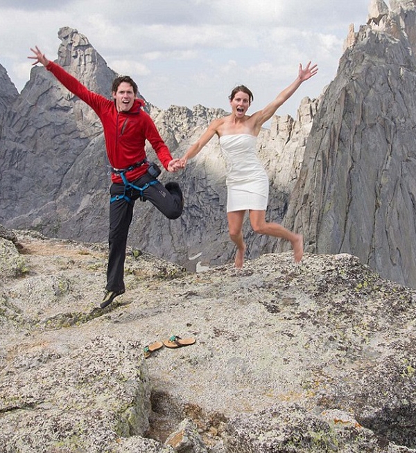 Siêu mạo hiểm với hôn lễ trên đỉnh núi cao 3300m