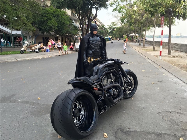 Xôn xao hình ảnh Batman trên đường phố Sài Gòn - H2