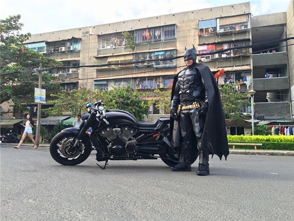 Xôn xao hình ảnh Batman trên đường phố Sài Gòn - H6