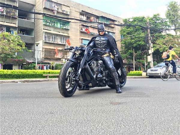 Xôn xao hình ảnh Batman trên đường phố Sài Gòn - H7