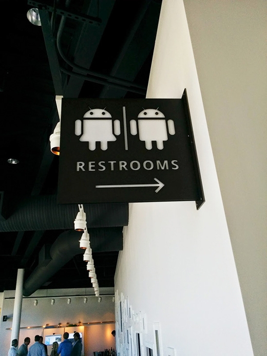 Trụ sở Google “sắm” luôn biển hiệu nhà vệ sinh Android. (Ảnh: Internet)