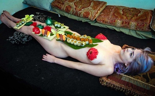 Người làm mẫu "sushi kh*a thân" phải đảm bảo rất nhiều tiêu chuẩn khắc khe về ngoại hình.