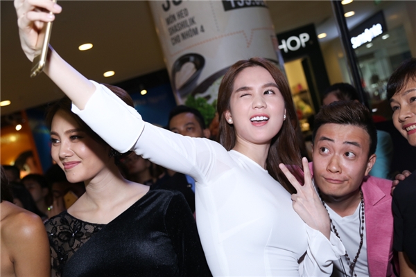 Ngọc Trinh nhắng nhít chụp ảnh tự sướng bên cạnh đạo diễn Vũ Ngọc Đãng và "ông bầu" Lương Mạnh Hải.