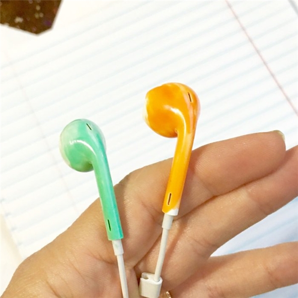 Tương tự, dùng sơn móng tay có màu khác nhau để khỏi nhầm lẫn tai bên trái với bên phải.