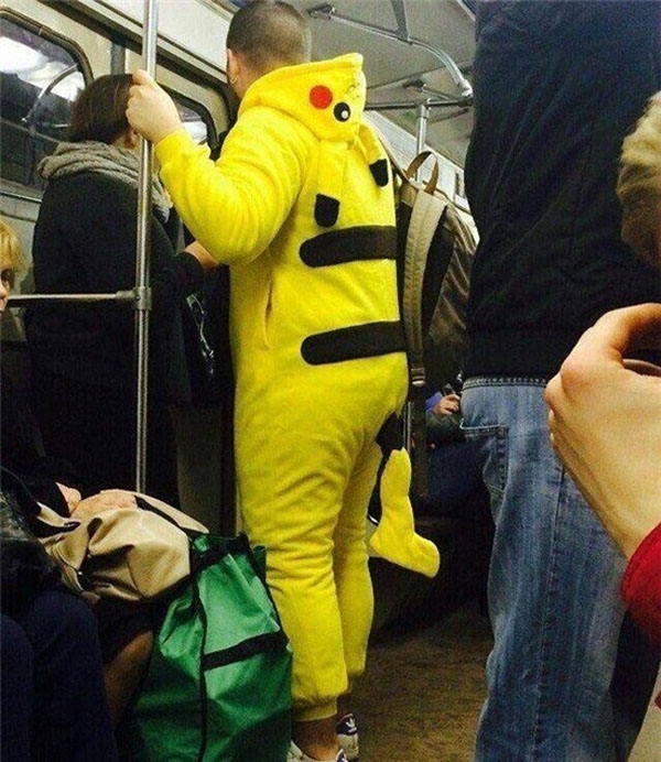 Anh bạn này có lẽ không hiểu rằng nhân vật Pikachu chỉ được chào đón trên phim ảnh chứ không phải ở ngoài đời như thế này.