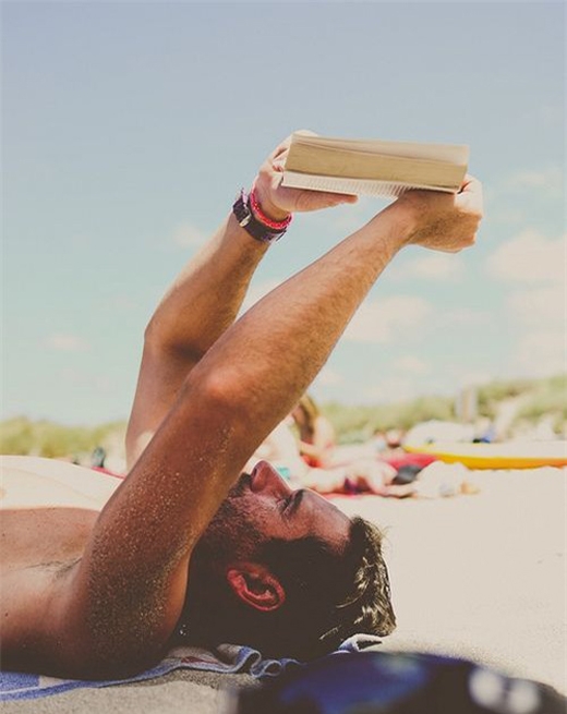 Đàn ông đẹp nhất là khi cầm cuốn sách trên tay