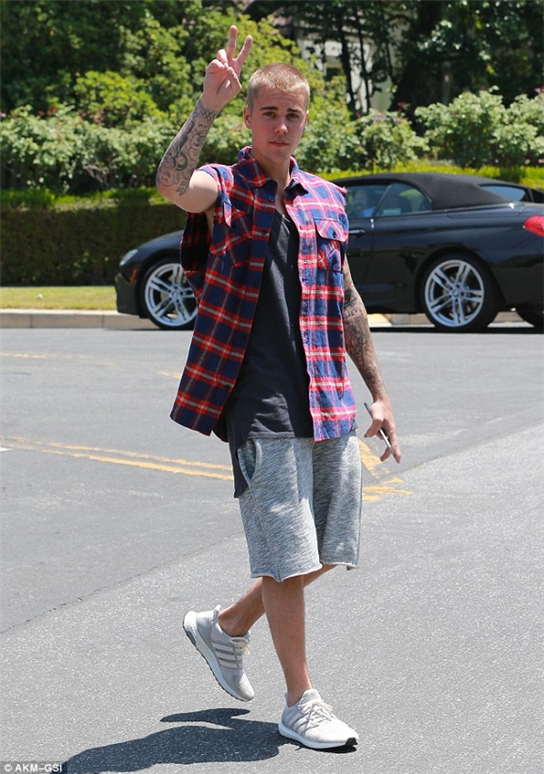 Justin Bieber xuất hiện bình thản trên phố giữa lúc đang bị kiện đạo nhạc