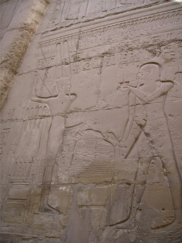 Phong tục này đã được khắc lên phiến đá trước đền thờ tại Ai Cập. (Ảnh: Internet)