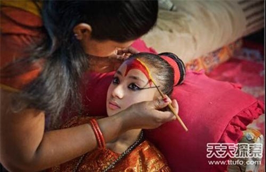 Thông thường, những bé gái đã từng làm Kumari sẽ không thể có cuộc sống hôn nhân bình thường như những người khác.