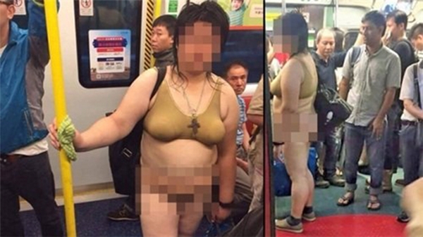 Cô gái diện bikini trên tàu điện ngầm.