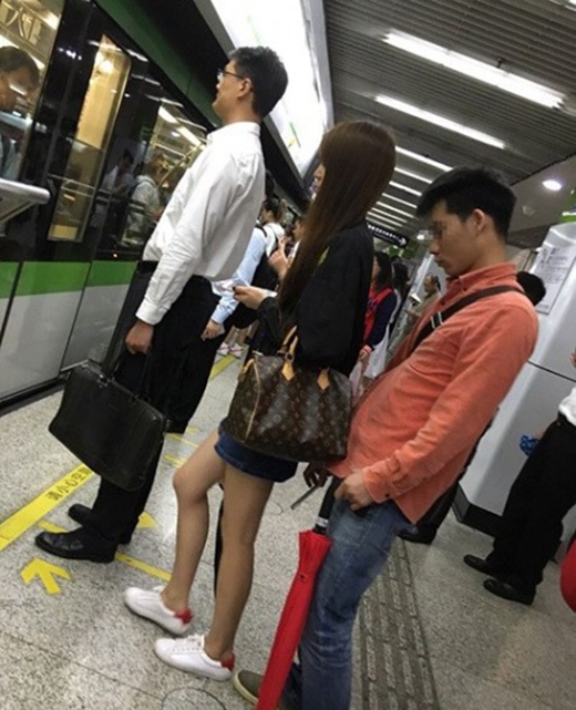 Người đàn ông chụp lén dưới váy bạn nữ khi cô đứng chờ tàu điện ngầm.