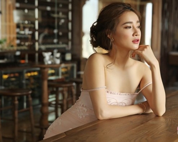 Mới đây, Nhã Phương bị cộng đồng mạng chỉ trích rằng từ lúc quen Trường Giang, cô ngày càng ăn mặc táo bạo hơn, khi bức ảnh gợi cảm với váy hai dây bó sát màu hồng pastel, khoe khéo bờ vai nõn nà, mảnh mai của nữ diễn viên được chia sẻ trên mạng xã hội. 