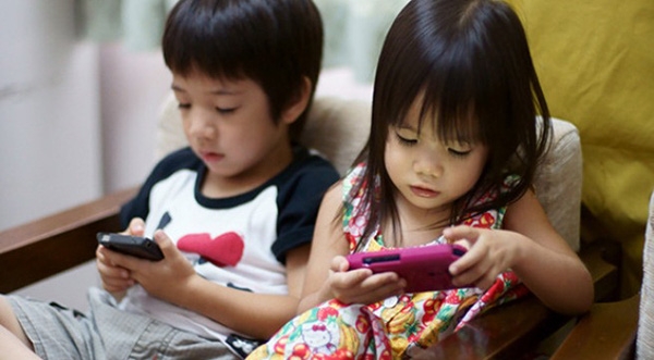 Trẻ em ngày nay có xu hướng chơi một mình với các thiết bị thông minh.