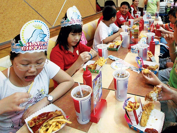 Đồ ăn nhanh mới là thứ nhiều trẻ em ngày nay yêu thích.