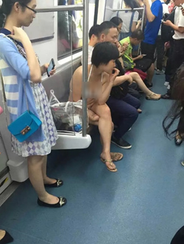 Cô gái này đã diện nguyên cả bộ bikini đi biển lên tàu điện ngầm trong khi những người khác đều ăn vận khá kín đáo.