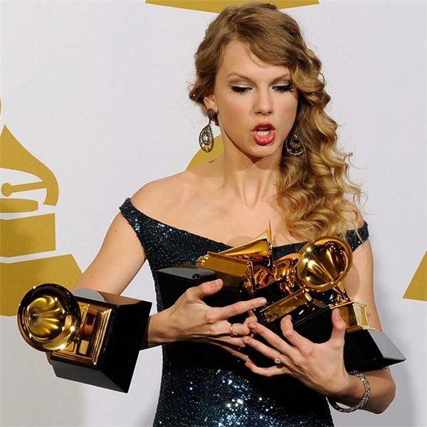 Và sau những cuộc tình khổ đau là cảnh Taylor ôm không hết những giải Grammy được trao cho mình thế này đây. Đó là chưa kể hàng chục triệu USD tiền bán album đổ vào tài khoản của cô