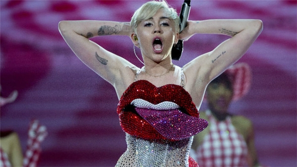 Hậu chia tay, Miley càng "quậy" hơn, kiếm nhiều tiền và nổi tiếng hơn. Thậm chí cô còn được đề cử giải Grammy lần đầu tiên trong sự nghiệp của mình