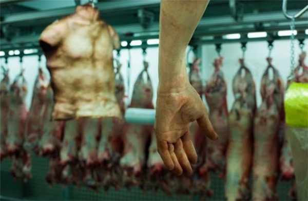 Hàng tảng “thịt người” được bày bán trông chẳng khác nào cảnh tượng từ một bộ phim kinh dị.
