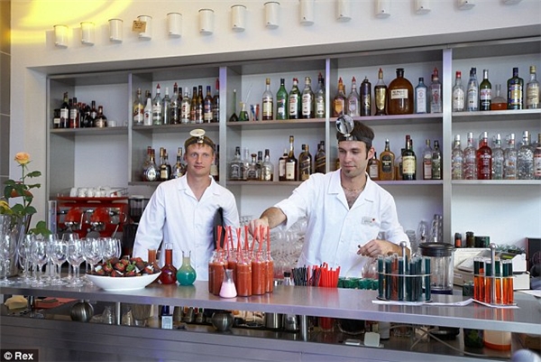 Tại quầy bar, nhân viên ăn mặc như các bác sĩ phẫu thuật, phục vụ đồ uống đựng trong các loại bình y tế hoặc ống nghiệm.