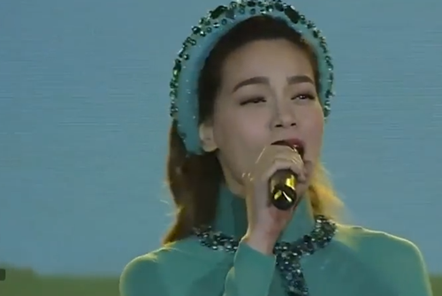 Trong màn trình diễn bài hát này, Hồ Ngọc Hà đã gửi tới khán giả một phong cách biểu diễn mới.
