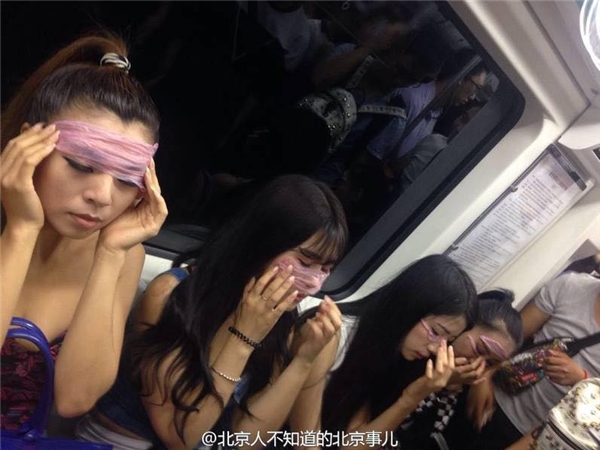 Tin cho biết, những bức ảnh bị cư dân mạng nhận xét là quá phản cảm và thô tục bởi vì nhóm cô gái này đã sử dụng bao cao su để đắp lên mặt như đang đắp mặt nạ bảo vệ da. (Ảnh: Internet)