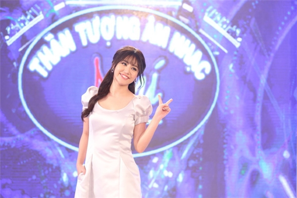 Mới đây, khi ngồi “ghế nóng” Vietnam’s Idol Kids 2016, nữ ca sĩ Văn Mai Hương tiếp tục nhận lời chê bai từ khán giả. Họ cho rằng cô kém duyên và diễn lố trên sóng truyền hình bởi sự xúc động quá nhiều. 