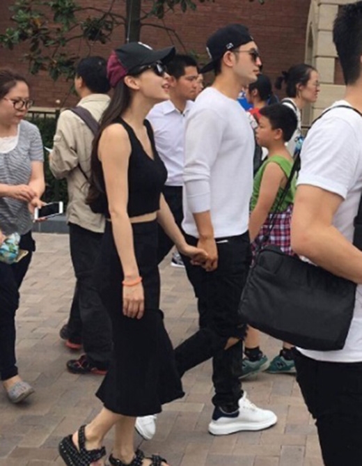 Cặp đôi Huỳnh Hiểu Minh - Angela Baby đi chơi ở Disneyland.