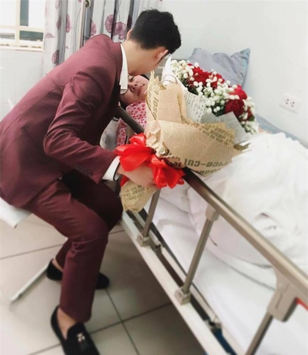 Đôi khi một bó hoa hồng ngọt ngào khi vợ nằm trên giường bệnh cũng là thứ khiến tim vợ xao xuyến suốt nhiều ngày sau đó.