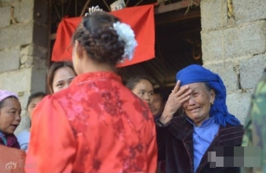 Bà của Xiaxia khóc trong đám cưới của cháu. (Ảnh: Internet)