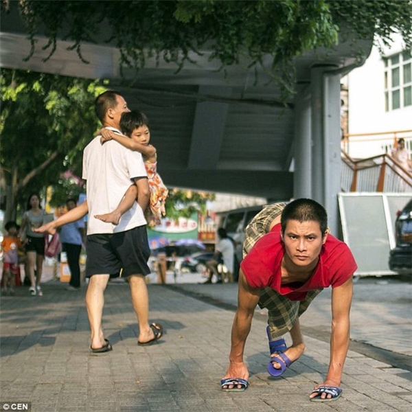 Anh Chen Shengkuan - người cha với lòng yêu thương vĩ đại đang bò lê khắp các nẻo đường để tìm con.