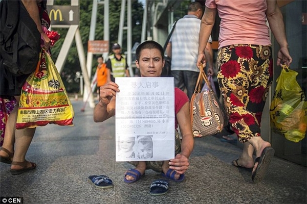 "Quý vị có nhìn thấy con trai của tôi ở đâu không?" Shengkuan viết trên một mảnh giấy thông báo tìm con và mang đi khắp nơi.