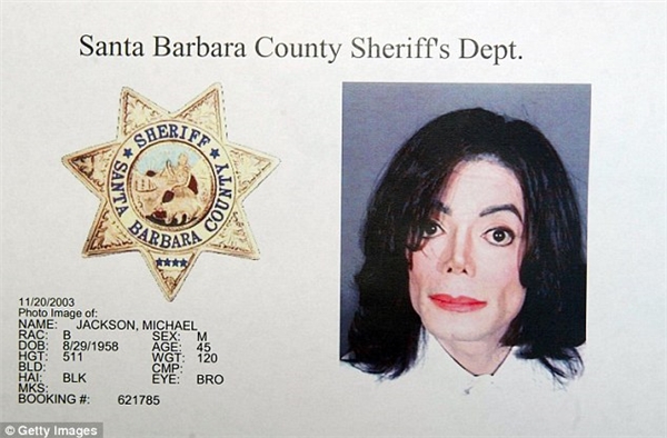 Michael Jackson đã bị cáo buộc lạm dụng bé trai 13 tuổi Gavin Arvizo vào thời điểm cuộc khám xét diễn ra