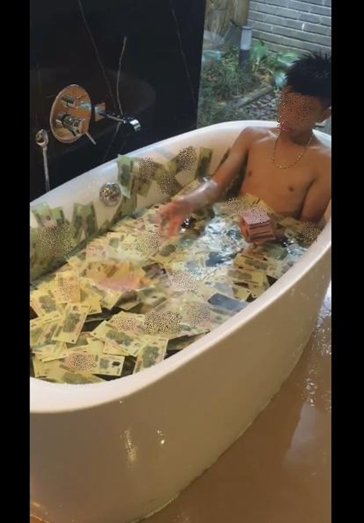 Cạn lời với thanh niên Việt tắm trong bồn nước đầy tiền