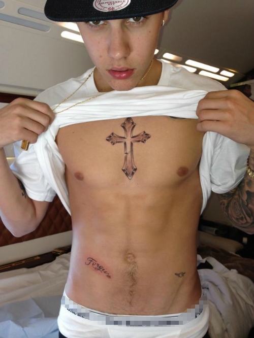 Hình thánh giá lớn giữa ngực biểu tượng đức tin của Justin vào Chúa. (Ảnh: Internet)