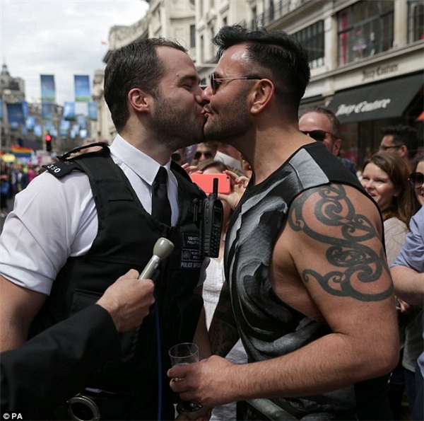 Hai người hôn nhau tình cảm sau đó, trước khi anh cảnh sát quay lại nhiệm vụ bảo vệ đoàn diễu hành.
