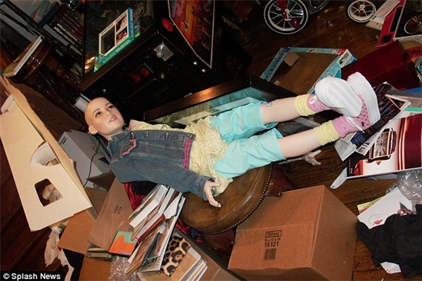 Hình ảnh một bức tượng em bé có kích thước thật được tìm thấy trong cuộc khám xét Điền trang Neverland, dinh thự của Michael Jackson, vào năm 2003.