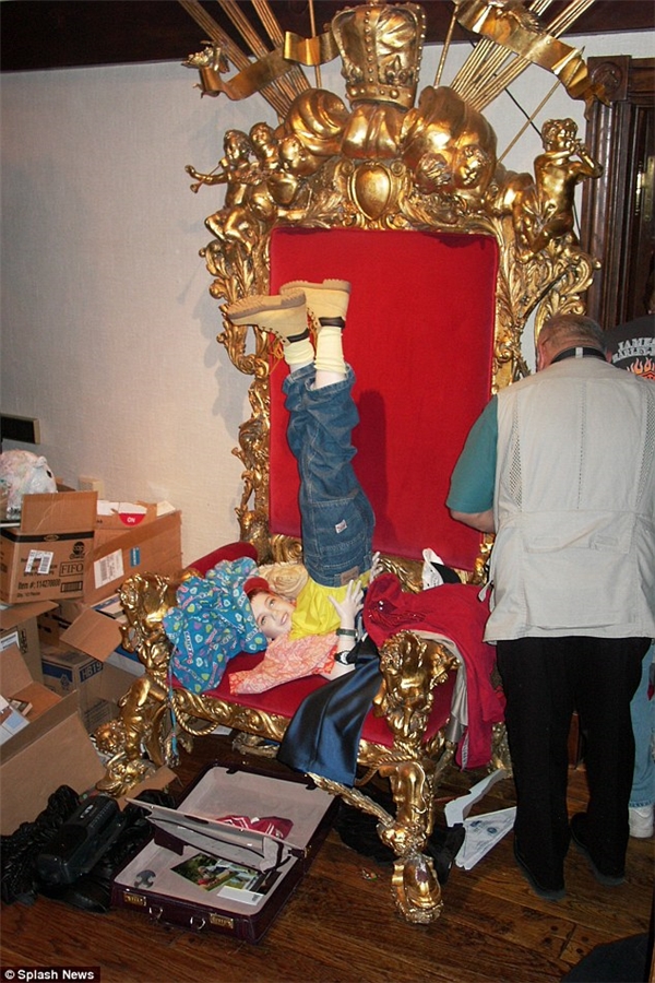 Một bức tượng được đặt với tư thế lạ trên chiếc ngai vàng của Michael.