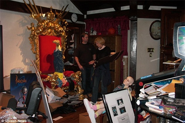 Cảnh sát đang lục soát khắp nhà Michael, trong đó có rất nhiều đồ chơi trẻ em và hình ảnh khiêu khích.