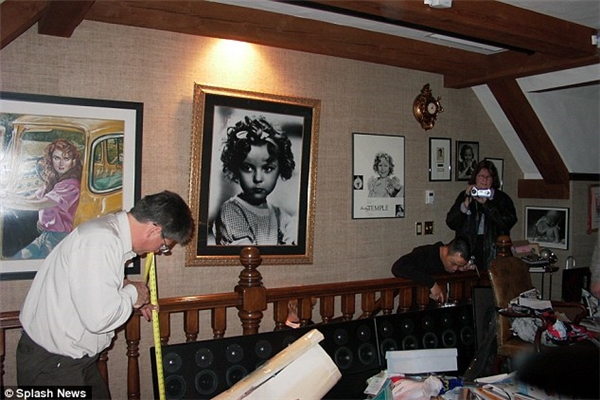 Hình ảnh của Shirley Temple từ nhỏ đến lớn treo khắp nhà.