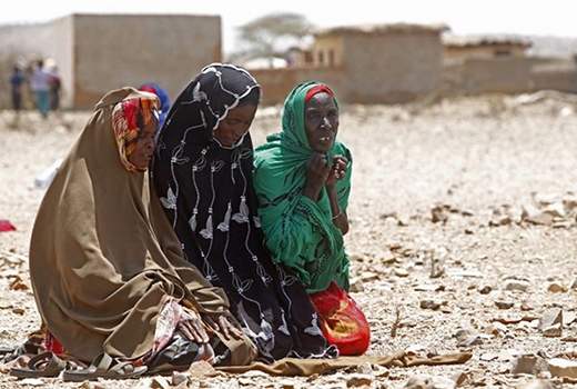 Người dân ở đây chỉ còn biết cầu nguyện hằng ngày, mong chiến tranh sẽ ngừng diễn ra để cuộc sống bình an. Theo CIA, cuộc nội chiến khiến tuổi thọ trung bình của người dân Somalia chỉ khoảng 51,96 tuổi.